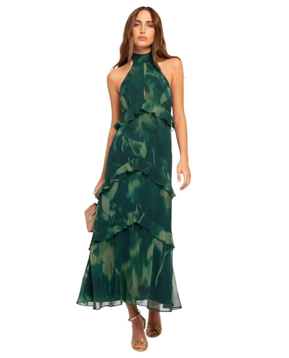 Modelo luciendo el vestido largo Esme de Mara Domínguez en verde con estampado abstracto, cuello halter y volantes.
