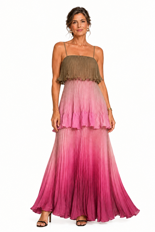 Modelo luciendo vestido largo Mara Domínguez con volantes, diseño plisado y degradado de verde oliva a rosa fucsia