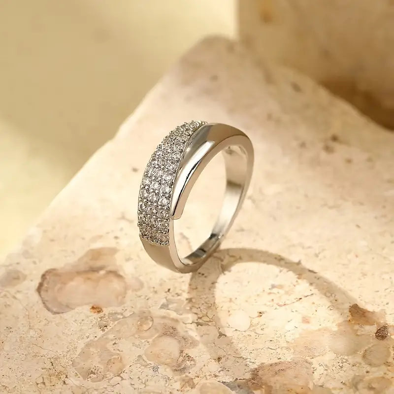 Anillo elegante con piedras preciosas