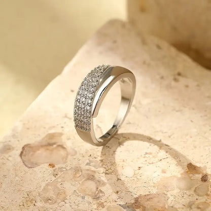 Anillo elegante con piedras preciosas