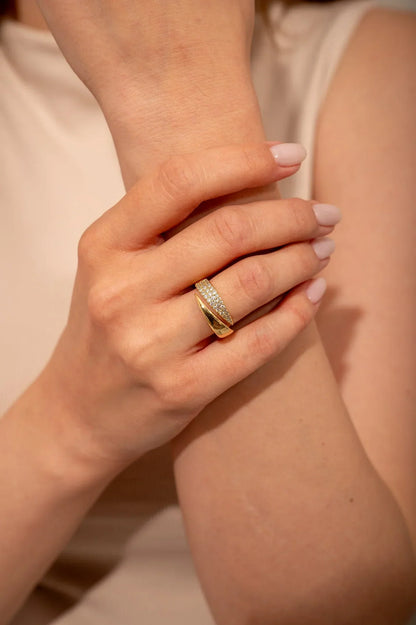 Anillo elegante con piedras preciosas