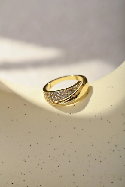 Anillo elegante con piedras preciosas