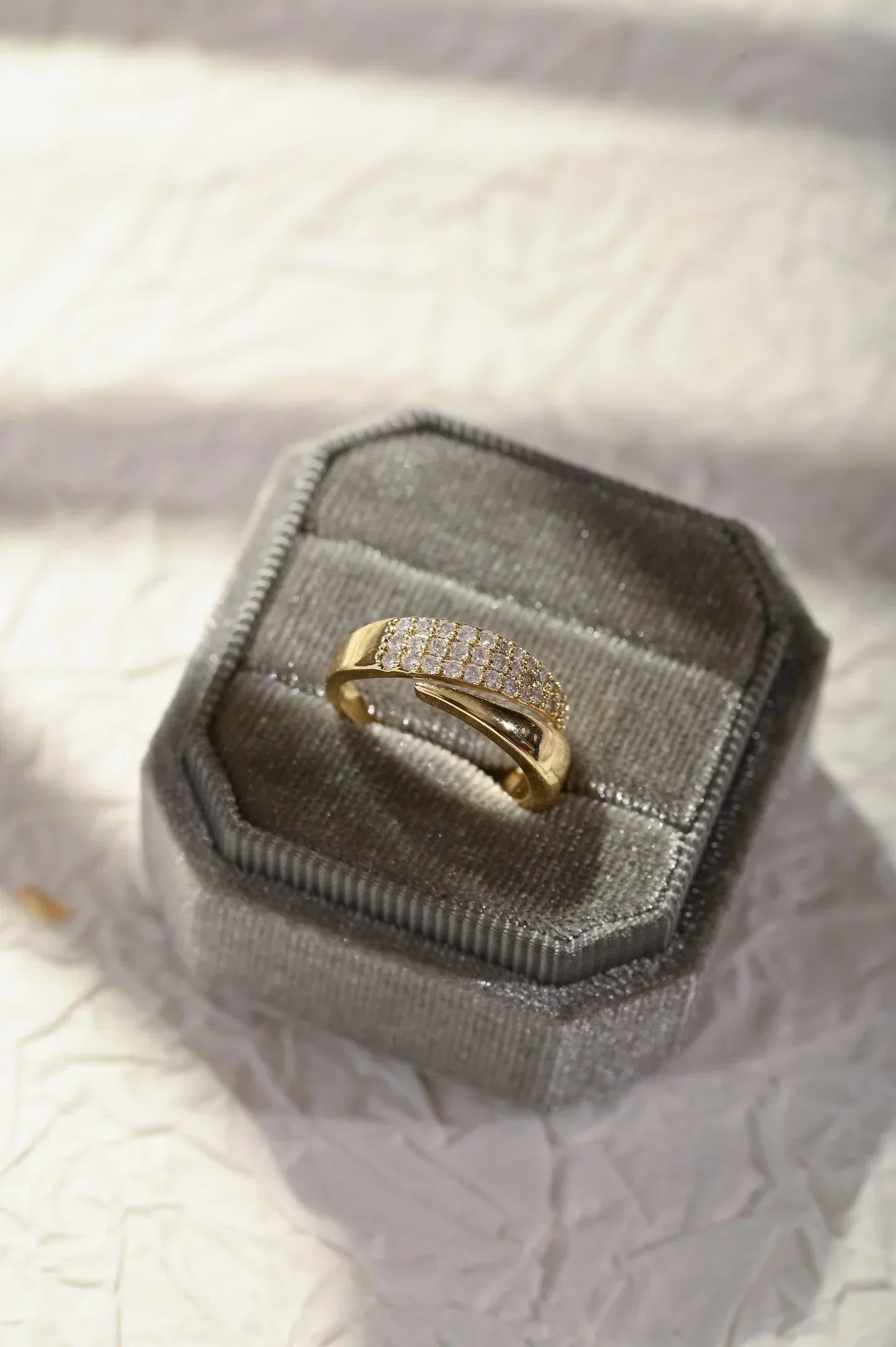 Anillo elegante con piedras preciosas