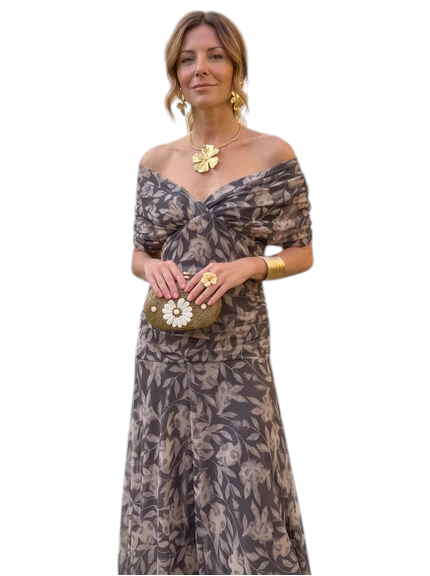 Mujer luciendo el vestido casual Elsa de Mara Domínguez con estampado floral gris y escote cruzado en jardín italiano