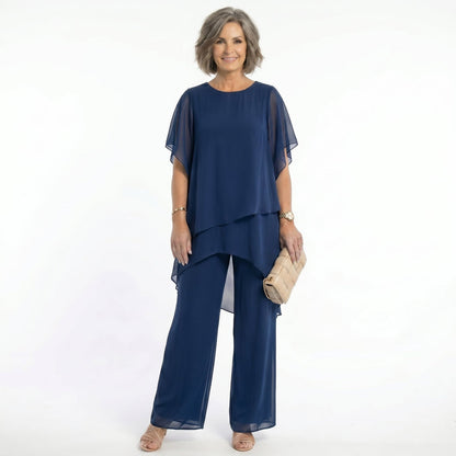 Mujer madura vistiendo el conjunto elegante Ainhoa de Mara Domínguez en azul marino con blusa de capas y pantalón fluido