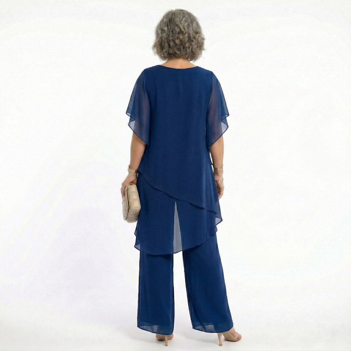 Vista trasera del conjunto Mara Domínguez Ainhoa azul marino con blusa de capas asimétricas y pantalón fluido elegante