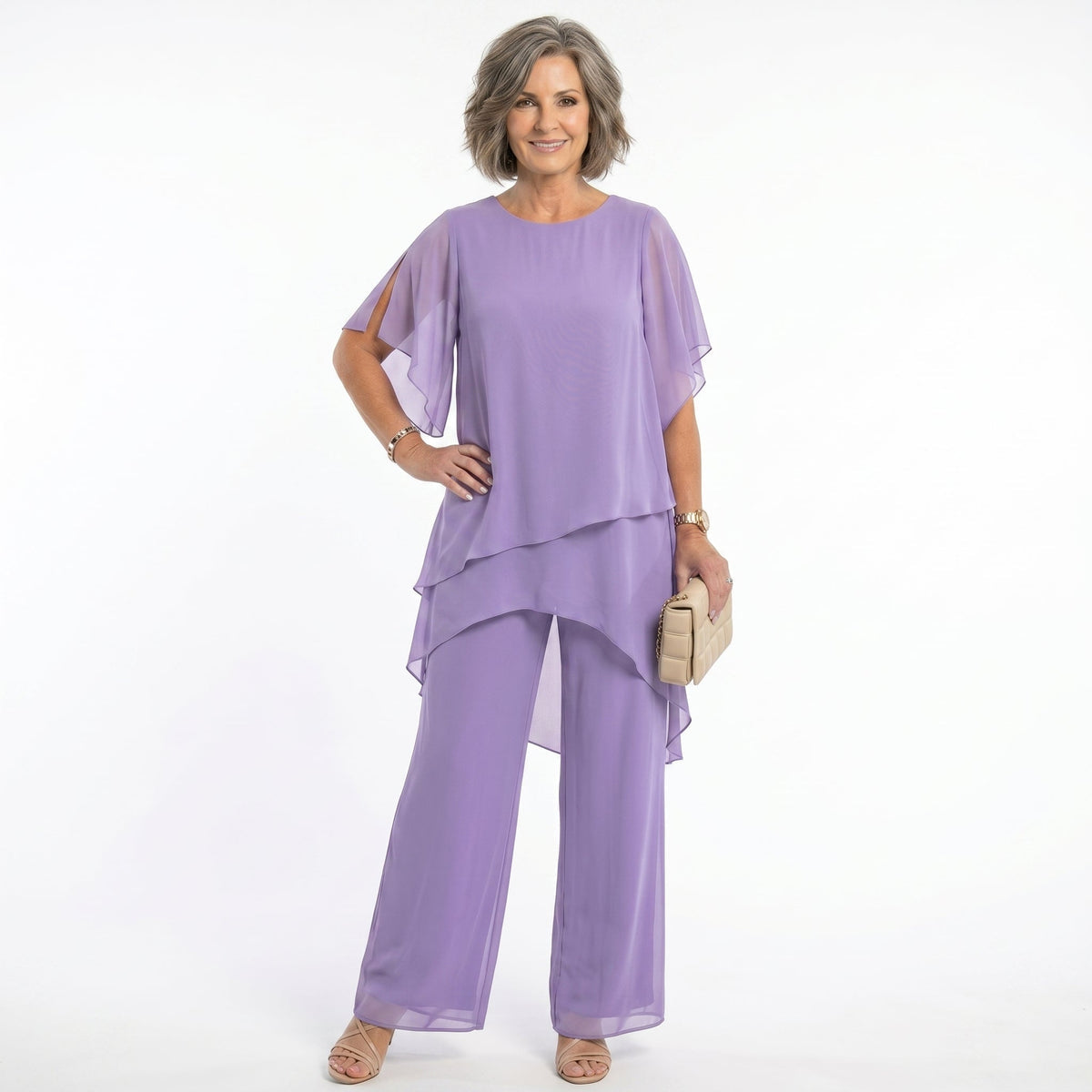 Modelo viste conjunto Mara Domínguez de dos piezas color lila con blusa de capas asimétricas y pantalón fluido