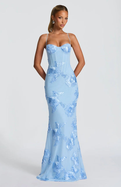 Vestido largo ajustado azul celeste Mara Domínguez con escote corsé, tirantes finos y bordados florales en relieve