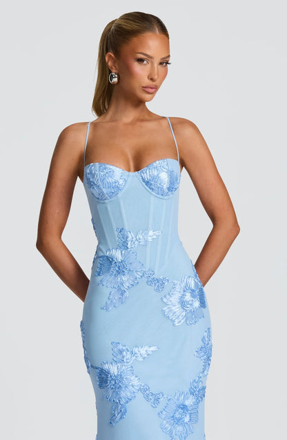 Vestido largo Mara Domínguez azul celeste ajustado con escote corsé y detalles de flores bordadas en relieve