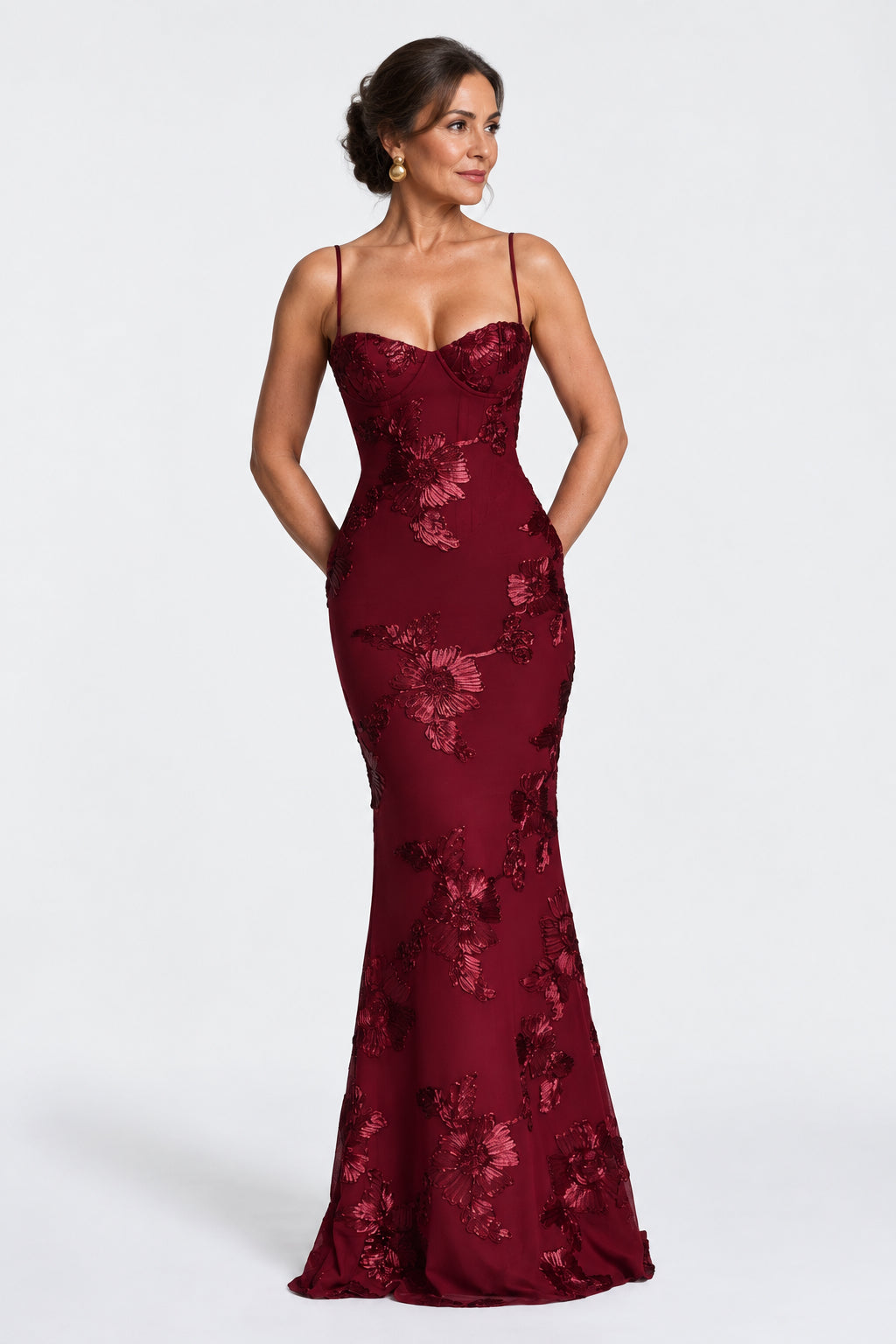 Vestido largo ajustado Mara Domínguez color burdeos con escote corsé y bordados florales elegantes para eventos