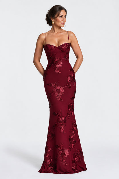 Vestido largo ajustado Mara Domínguez color burdeos con escote corsé y bordados florales elegantes para eventos