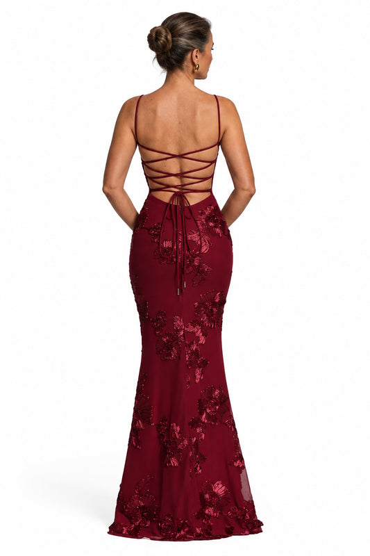Vestido largo Mara Domínguez color burdeos ajustado con bordados florales y espalda descubierta con tiras cruzadas.