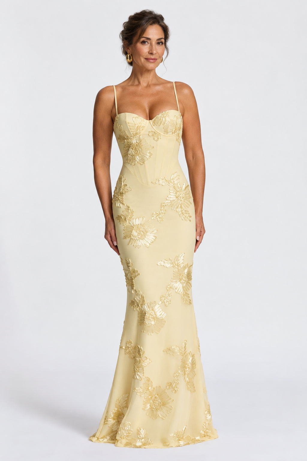 Modelo luciendo vestido largo ajustado Mara Domínguez en color amarillo pastel con bordados florales y escote corsé