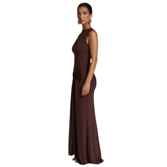 Modelo vistiendo vestido largo Mara Domínguez color marrón chocolate con drapeado en la cintura y cuello cerrado