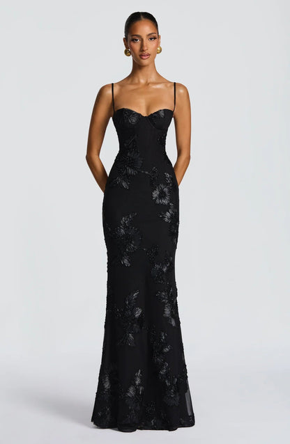 Vestido largo negro Mara Domínguez ajustado con escote corsé y bordados florales en relieve para eventos de gala.