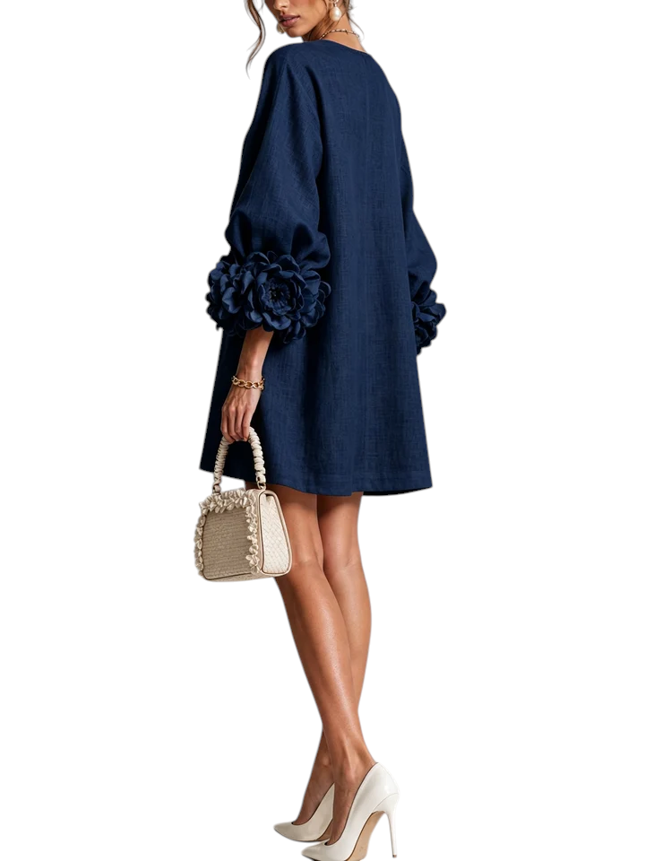 Vestido corto azul de lino Mara Domínguez con mangas abullonadas y aplicaciones florales en los puños