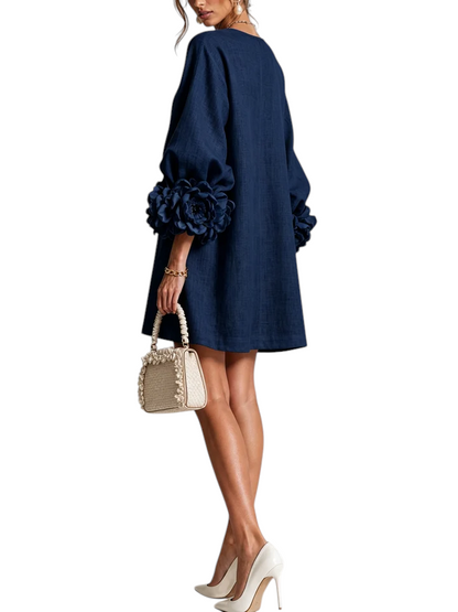 Vestido corto azul de lino Mara Domínguez con mangas abullonadas y aplicaciones florales en los puños