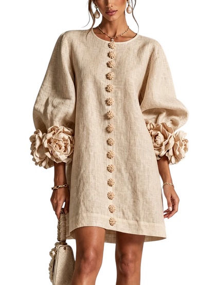 Vestido corto de lino beige Mara Domínguez con mangas abullonadas, detalles florales en puños y botones frontales