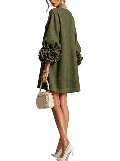 Vestido corto Mara Domínguez de lino verde oliva con mangas abullonadas y detalles florales en los puños