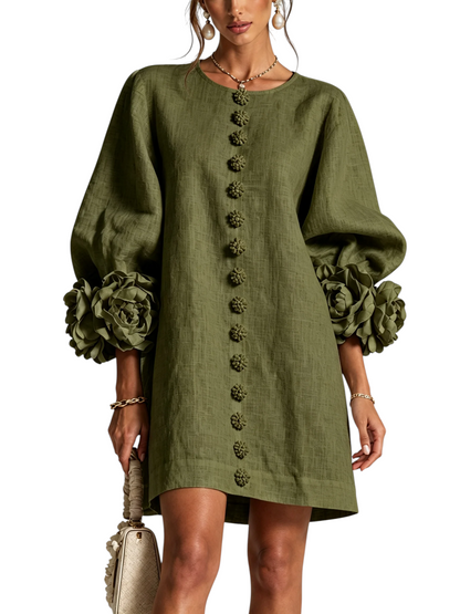 Vestido corto Mara Domínguez de lino verde oliva con mangas abullonadas y detalles de flores en los puños y botones