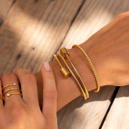 Neus | Pulsera espiral triple bañada en oro de 18 quilates