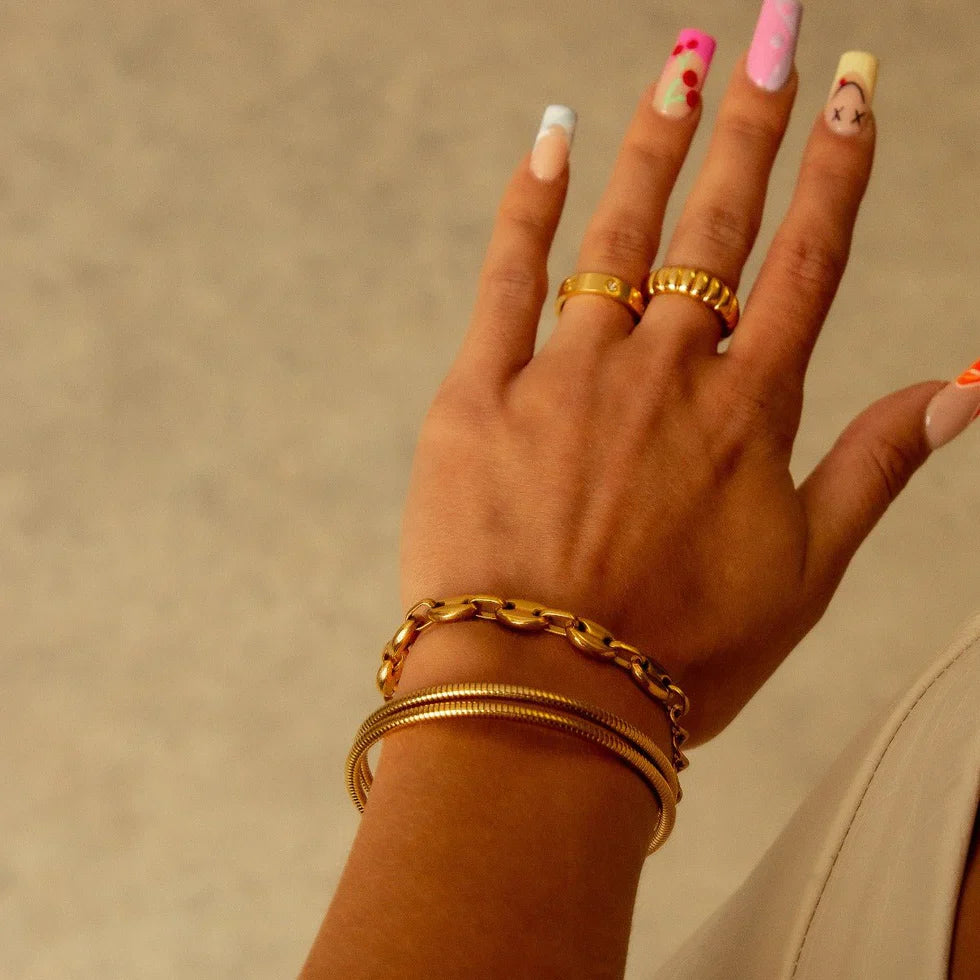 Neus | Pulsera espiral triple bañada en oro de 18 quilates