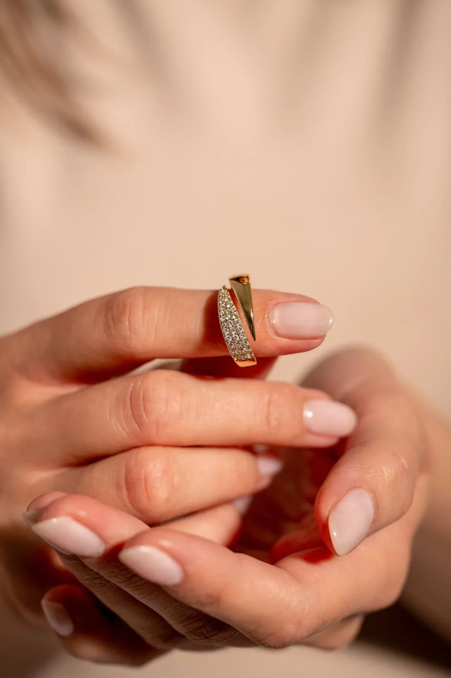 Anillo elegante con piedras preciosas