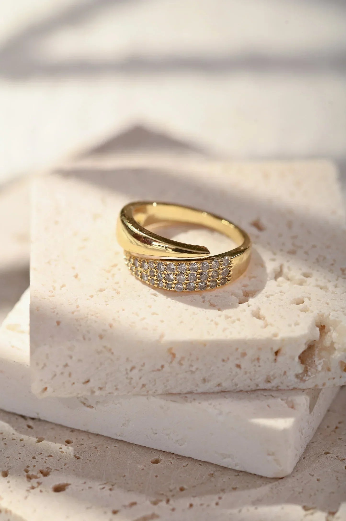 Anillo elegante con piedras preciosas