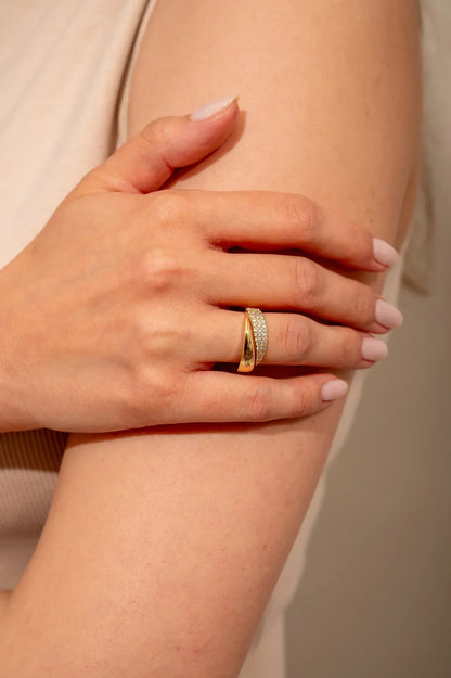 Anillo elegante con piedras preciosas